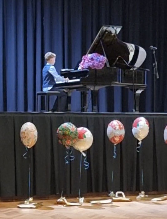 Christmas Balloon Gifts for Musicians & Performers Melbourne | Grand Piano Performance Celebration