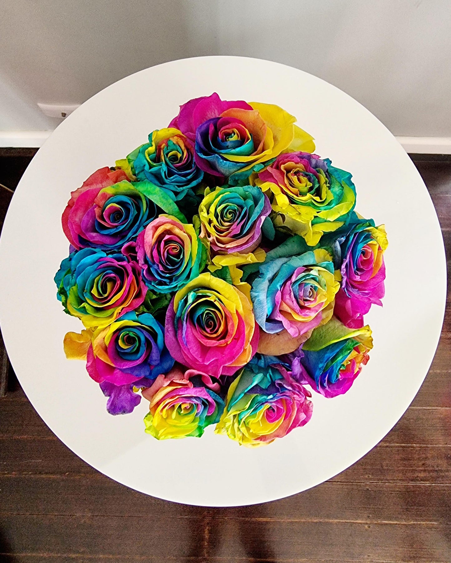 Rose bouquet in a hat box sitting on a round plinth 