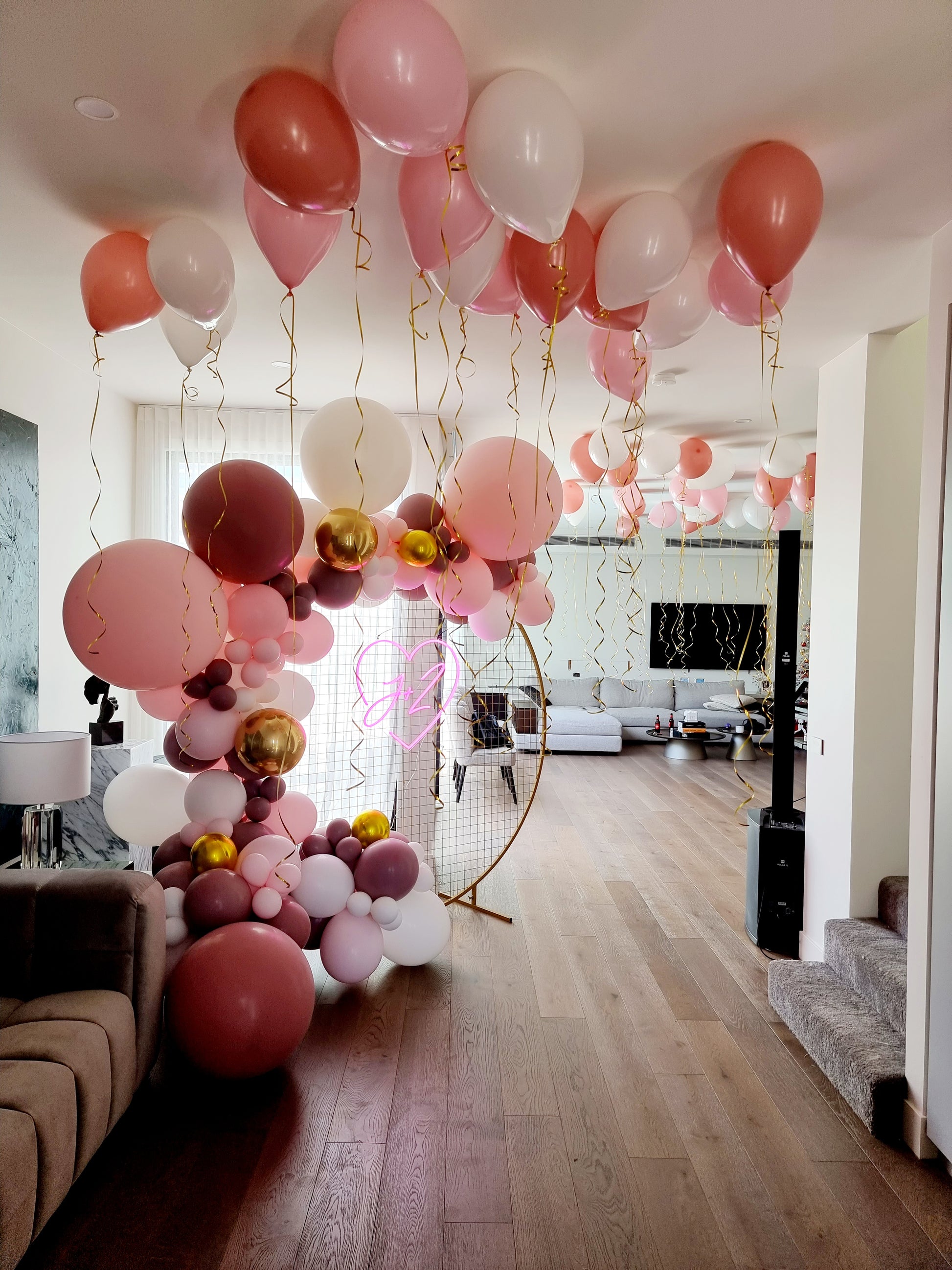 Red white and pink balloon garland with a gold disk in Mentone