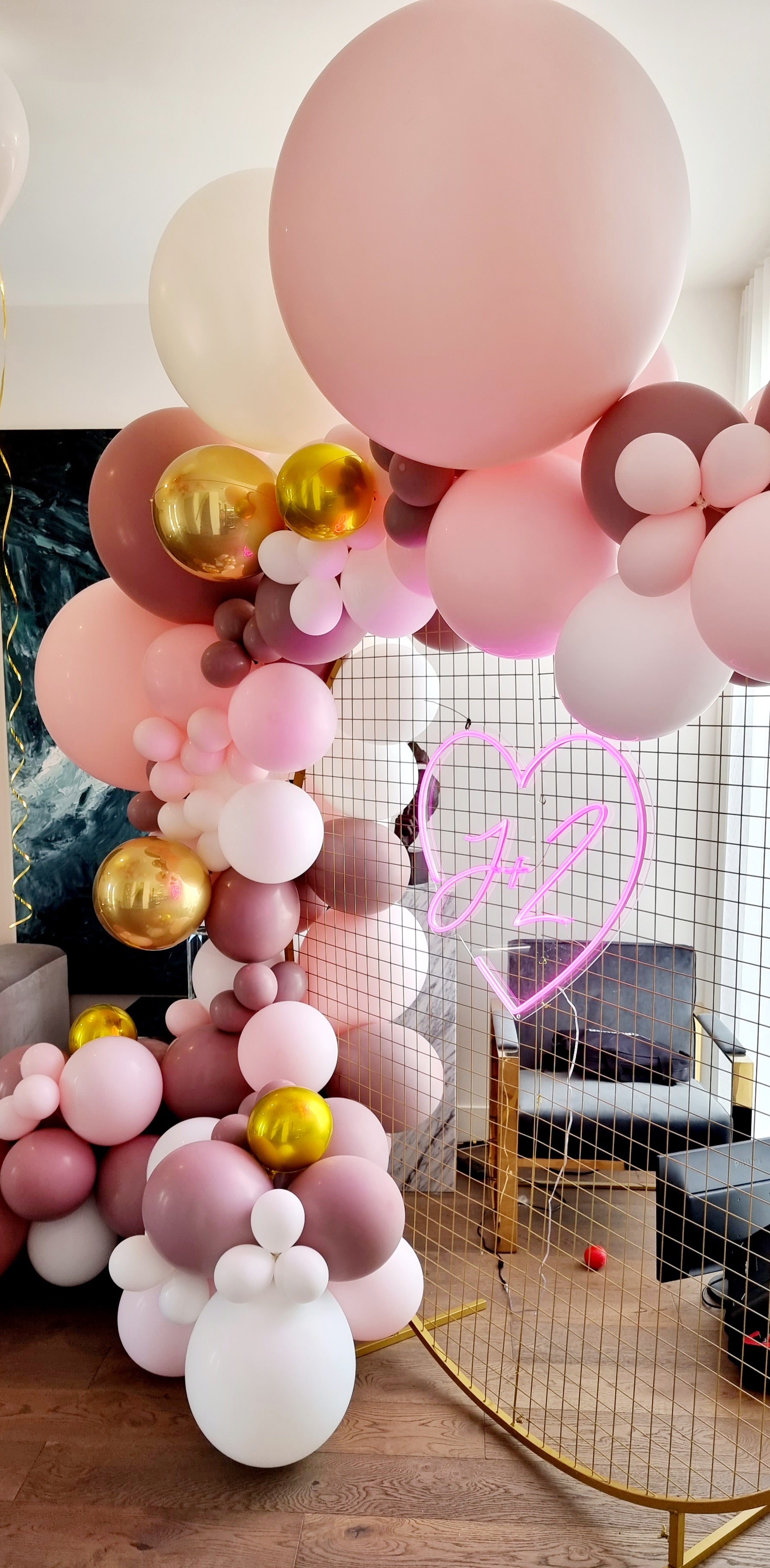 Red white and pink balloon garland with a gold disk in Mentone
